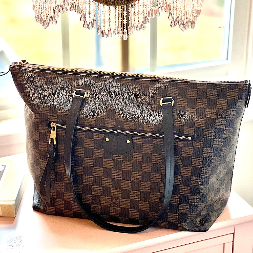 Louis Vuitton
Iena MM shoulder bag